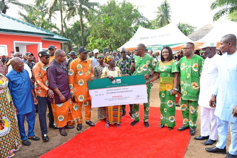 16 Families In Akwa Ibom Benefit From Governor Eno’s Arise Compassionate Home Initiative
