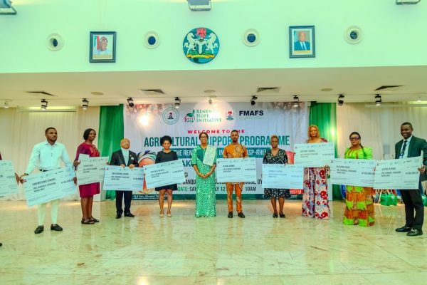 350 Farmers Receive Starter Packs, Cash in Akwa Ibom